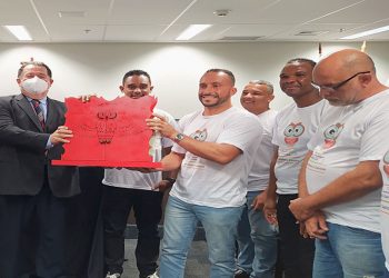 Recuperandos homenageiam segundo-vice presidente do TJMG, superintendente da EJEF, desembargador Tiago Pinto