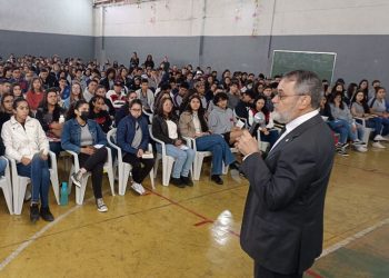 Alunos de Divinópolis participam de palestras com desembargadores e juízes