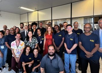 Equipe da COARPE recebe homenagem por restauração de livro histórico