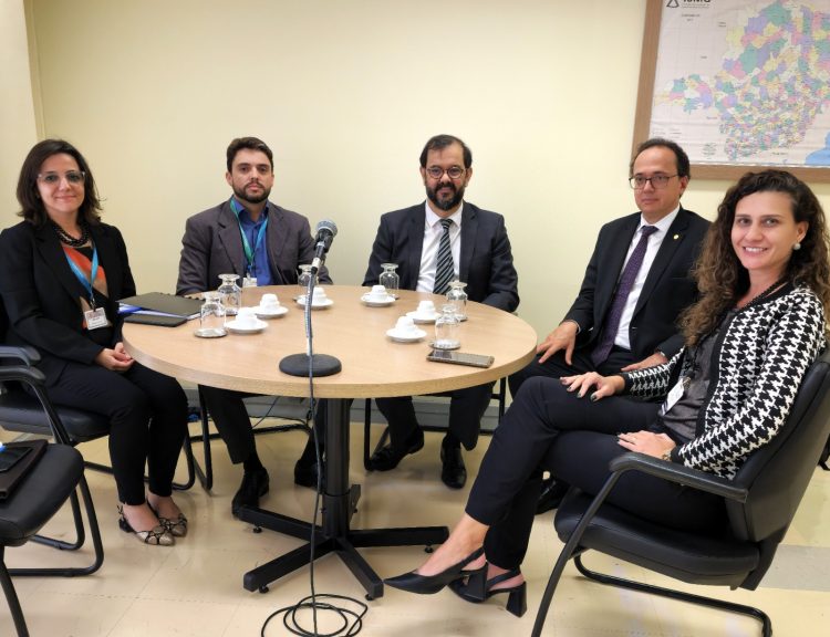 EJEF recebe visita técnica do TRF6