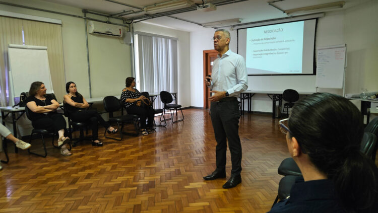 Técnicas para negociação e administração de conflitos são abordadas em curso da EJEF