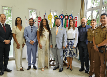 Gerente do GEDOC é agraciada com moeda de honra em solenidade da Polícia Militar