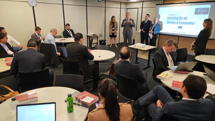 EJEF, em parceria com a FGV, realiza curso sobre Direito e Economia